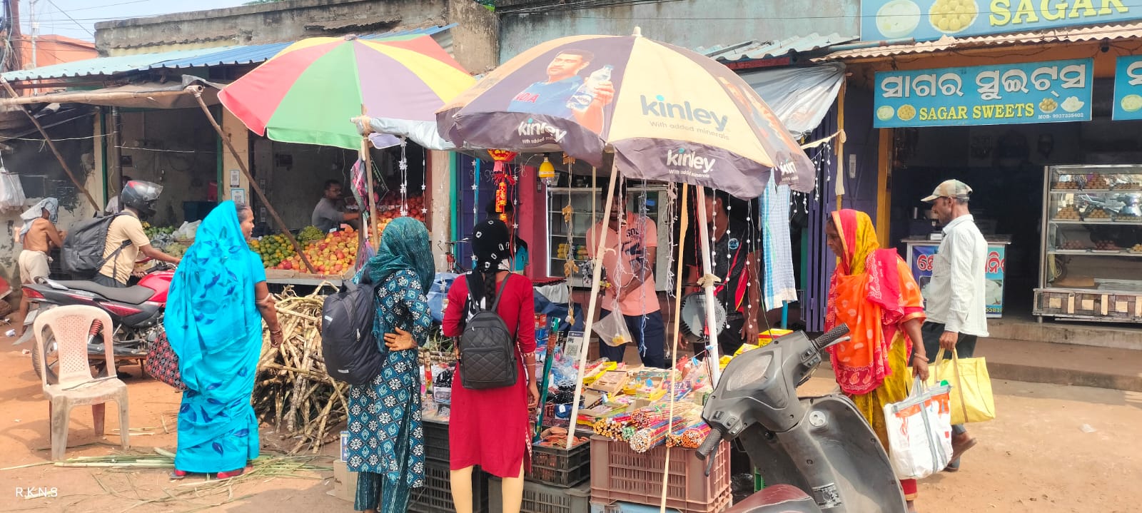 ଧନତେରସରେ ସ୍ଵର୍ଣ୍ଣ ଅଳଙ୍କାର ଓ ଝାଡୁ କିଣିବାକୁ ବଜାର ଭିଡ