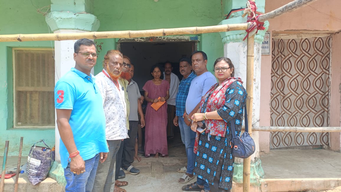 ଦିବଙ୍ଗତ ସାମ୍ୱାଦିକ ଙ୍କ ପରିବାର କୁ ଆର୍ଥିକ ସହାୟତା ପ୍ରଦାନ