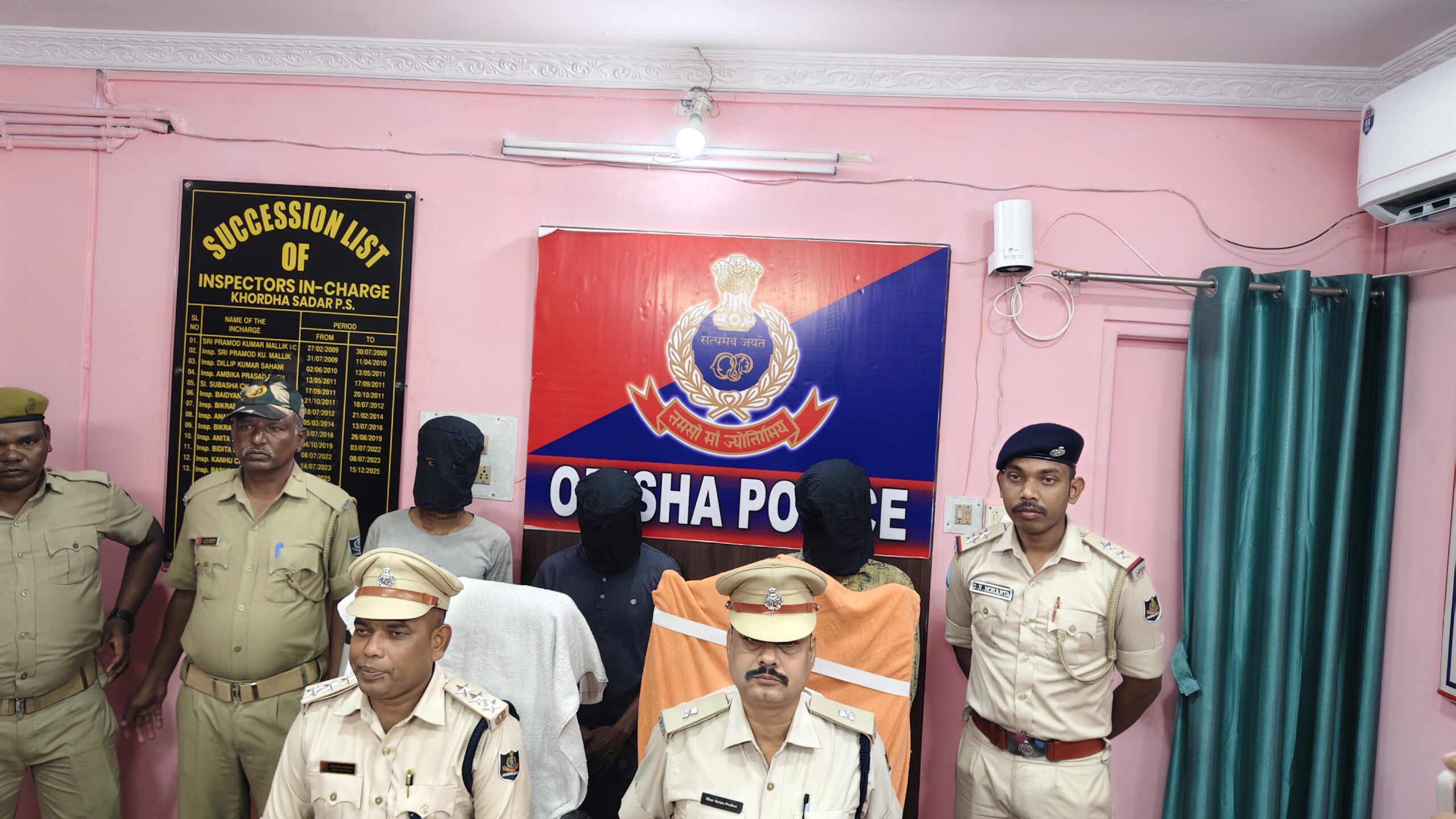 ଆନ୍ତଃ ରାଜ୍ୟ ବ୍ରାଉନ ସୁଗାର ବେପାରୀ ଗିରଫ।ପାଞ୍ଚ ଲକ୍ଷ ମୂଲ୍ୟ ର ବ୍ରାଉନ ସୁଗାର ଜବତ ସହ ତିନି ଗିରଫ