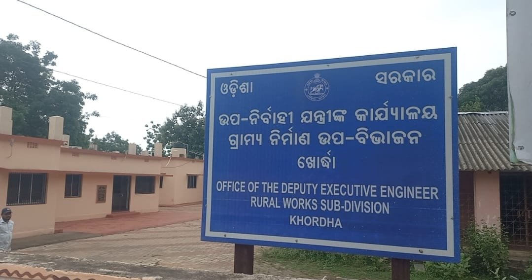 ସରକାରଙ୍କ ଠିକାଦାର ମାରଣ ନୀତି କୁ ନେଇ ବଢୁଛି ଅସନ୍ତୋଷ
