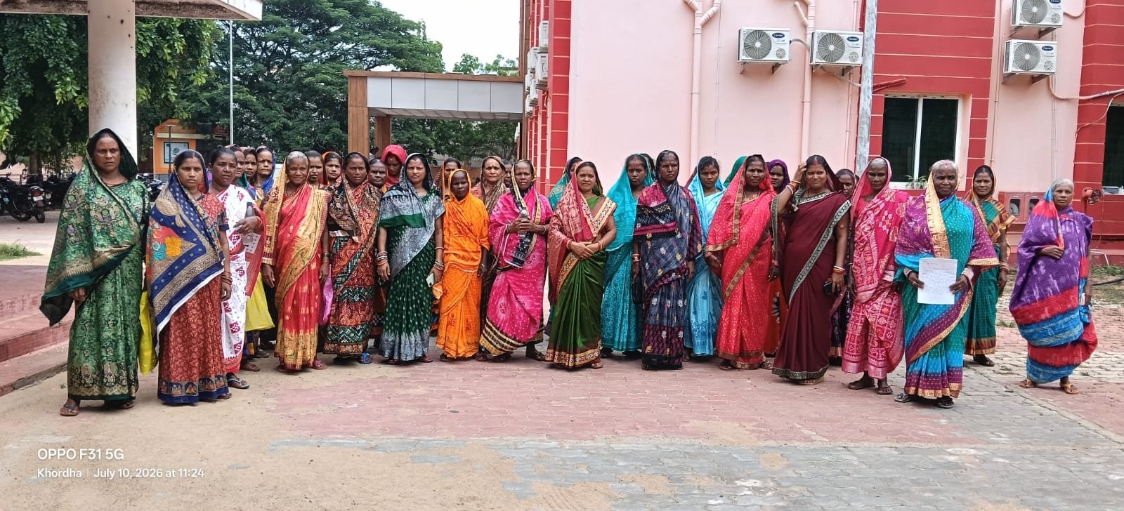 ଚୋରା ମଦ କାରବାର ବନ୍ଦ ଦାବୀ ରେ ଜିଲ୍ଲାପାଳ ଙ୍କ ଦ୍ୱାରସ୍ଥ ହେଲେ ଶତାଧିକ ମହିଳା, ଅଭିଯୁକ୍ତଙ୍କ ବିରୋଧରେ କାର୍ଯ୍ୟାନୁଷ୍ଠାନ ନ ହେବାରୁ ଅସନ୍ତୋଷ 