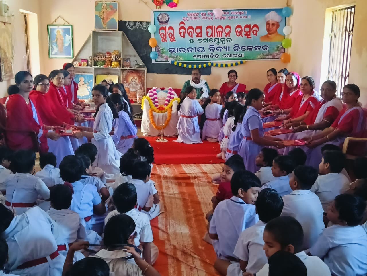 ଭାରତୀୟ ବିଦ୍ୟା ନିକେତନ ରେ ଛାତ୍ର ଛାତ୍ରୀ ପାଳିଲେ ଗୁରୁ ଦିବସ