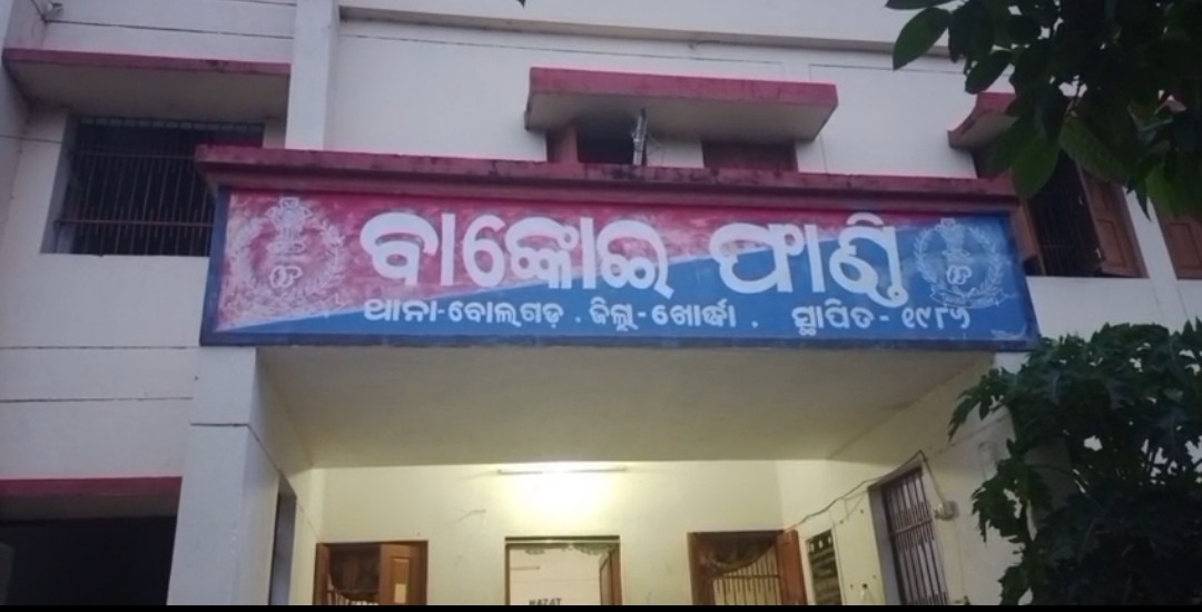 TUSHARKANTA NAYAK, ASI OF BANKOI OUT POST UNDER BOLAGARH PS, KHORDHA AND PRASHANT KUMAR SUNDARAY, HG NABBED BY ODISHA VIGILANCE WHILE TAKING BRIBE RS 10,000/- FROM A COMPLAINANT TO HELP HIM IN A CASE
