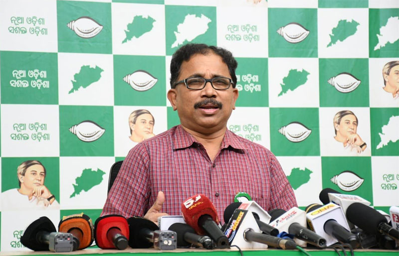 Government invites journalist to Puri, gets beaten up by police